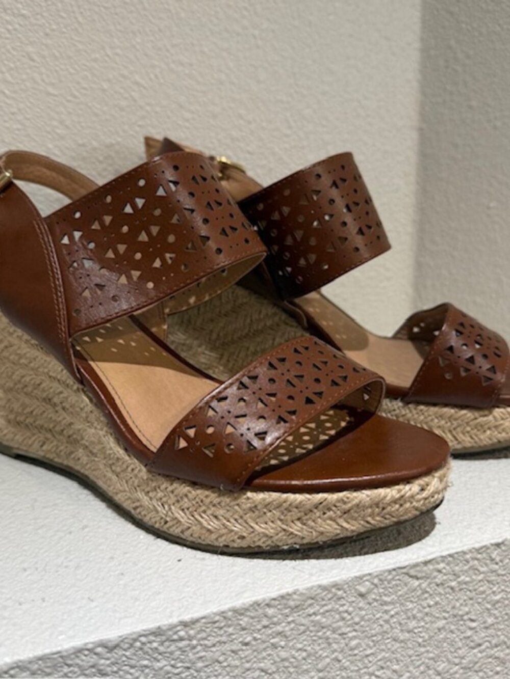 Report Wheaton Women's Wedge Sandals Size 8 M Tan